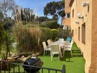 Vonkajšia záhrada v ubytovaní Apartamento con jardín a 11 metros de la playa. B1.