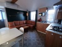 Kuchnia lub aneks kuchenny w obiekcie camping les sables du midi