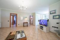 Telewizja i/lub zestaw kina domowego w obiekcie Villa La Dolce Vita - Happy Rentals