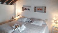 A bed or beds in a room at Molino Los Justos - Casa Vieja- Algarinejo by Ruralidays