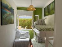 Posedenie v ubytovaní Apartamento con jardín a 11 metros de la playa. B1.
