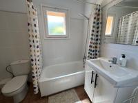 Kúpeľňa v ubytovaní Apartamento con jardín a 11 metros de la playa. B1.
