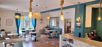 CrestetにあるHOTEL LE MAS D'HèLèNEの部屋にテーブルと椅子があるレストラン