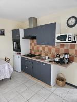 a kitchen with a sink and a microwave at Le gîte des Jardins d&#39;Hayden in Courson