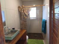 Infinity-house with roof terrace and direct access to the beachにあるバスルーム