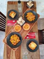 ChaniersにあるLes Cuves - Saintesの食べ物の皿が置かれた木製のテーブル