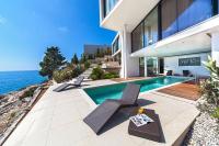 Bazén v ubytovaní Golden Rays Luxury Villas & Apartments alebo v jeho blízkosti