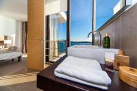 Posteľ alebo postele v izbe v ubytovaní Golden Rays Luxury Villas & Apartments