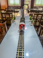 Un restaurante u otro lugar para comer en Narayans Leela Inn