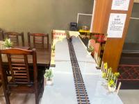 Un restaurante u otro lugar para comer en Narayans Leela Inn