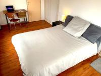 Een bed of bedden in een kamer bij Le Marco Yourhosthelper Conciergerie