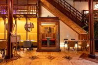 バダホスにあるHotel Las Tres Campanasの階段、テーブル、椅子が備わるお部屋