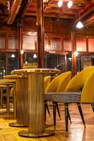 バダホスにあるHotel Las Tres Campanasのレストランのテーブルと椅子の列