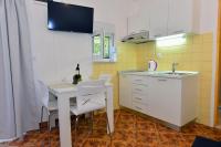 Kuchyňa alebo kuchynka v ubytovaní Apartments Veky 3