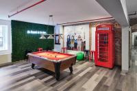 HI New York City Hostelにあるビリヤード台