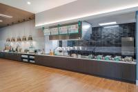 un restaurante cocina con barra con comida en Embassy Suites By Hilton Asheville Downtown, en Asheville