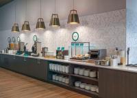 Una cocina con encimera con encimera. en Embassy Suites By Hilton Asheville Downtown, en Asheville