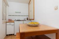 Kuchyňa alebo kuchynka v ubytovaní Apartments by the sea Podaca, Makarska - 13189