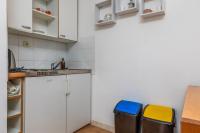 Kuchyňa alebo kuchynka v ubytovaní Apartments by the sea Podaca, Makarska - 13189