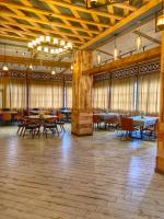 uma grande sala com mesas, cadeiras e janelas em Filin Resort em Ijevan