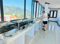 een persoon in een buffelijn in een gebouw bij Vang Vieng Consiana Hotel in Vang Vieng
