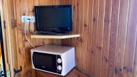 TV a/nebo společenská místnost v ubytování Camping de Cervera de Buitrago