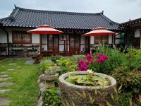 Ein Garten an der Unterkunft Hanok Raon