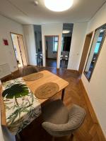 ein Zimmer mit einem Holztisch und Stühlen sowie einem Esszimmer in der Unterkunft Auszeit im Bad Diezlings in Hörbranz