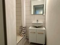 Łazienka w obiekcie Studio cabine à 400m de la mer avec piscines, parking privé et loggia - Argelès-sur-Mer - FR-1-225-768