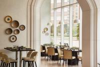 Un comedor con mesas y sillas y ventanas. en InterContinental Houston by IHG, en Houston