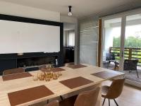 a conference room with a table and a projection screen at Familie &amp; Vriendenwoning met fantastisch uitzicht in Ellezelles