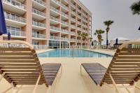 Der Swimmingpool an oder in der Nähe von Gulf Shores Condo with Balcony 2 Mi to Fort Morgan!