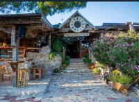 Un edificio con un orologio sulla parte anteriore di Mobilna kućica MAAR a Šimuni