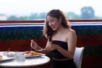 una donna seduta a un tavolo con un piatto di cibo di Sonqu Tarapoto a Tarapoto