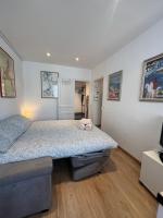 a bedroom with a bed and a couch at Charmant studio alle porte di Monte-Carlo in Beausoleil