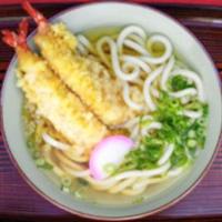 Un plato de comida con fideos y maíz en una mesa. en Watarase Onsen Hotel Sasayuri, en Hongū