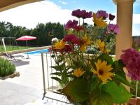 Bassein majutusasutuses Holiday home in Montcl ra with sunny garden playground equipment and private pool v&otilde;i selle l&auml;hedal