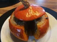 un panino con un pomodoro su un piatto bianco di Millésime a Perville