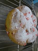 una torta Bundt appoggiata su una griglia di raffreddamento di Millésime a Perville