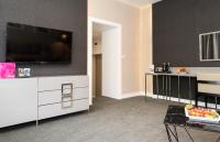 Telewizja i/lub zestaw kina domowego w obiekcie SeaPark Hotel Wellness & Spa