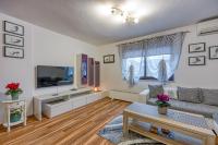 TV a/nebo společenská místnost v ubytování Apartments Suki