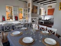 Reštaurácia alebo iné gastronomické zariadenie v ubytovaní Casa única con jardín a 45 metros de la playa. BE