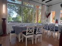 Reštaurácia alebo iné gastronomické zariadenie v ubytovaní Casa única con jardín a 45 metros de la playa. BE