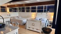 Posteľ alebo postele v izbe v ubytovaní Casa única con jardín a 45 metros de la playa. BE