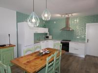 Kuchyň nebo kuchyňský kout v ubytování Casa cerca del mar con piscina privada, wifi, aire opcional, mascotas bienvenidas, playa para perros - ES-184-26