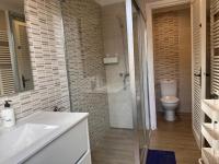 Kúpeľňa v ubytovaní Casa única con jardín a 45 metros de la playa. BE