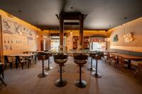 un restaurante con mesa y algunas sillas y mesas en Casa Melo Alvim - by Unlock Hotels, en Viana do Castelo