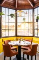 ein Esszimmer mit Tisch und Stühlen und Fenstern in der Unterkunft hôtel restaurant le S'Y in Seingbouse