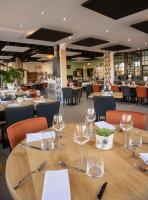 ein Tisch in einem Restaurant mit Weingläsern darauf in der Unterkunft hôtel restaurant le S'Y in Seingbouse