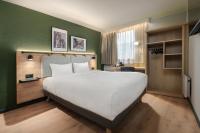 Een bed of bedden in een kamer bij Campanile Lille Est - Villeneuve D&#39;ascq